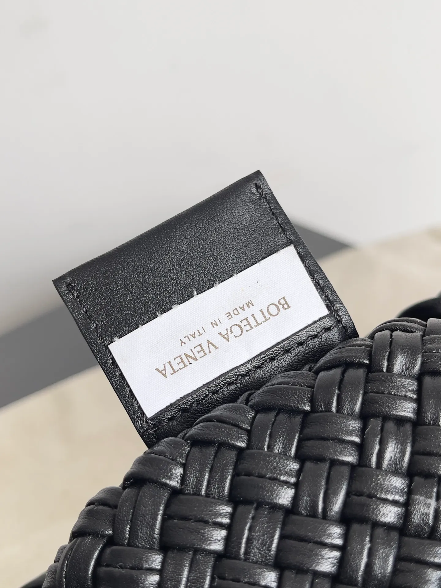 Batch 5960 BV collectible small woven handbags are really YYDS!! Bottega Veneta’s most classic small woven handbags are back! ! We use the highest quality leather with the highest craftsmanship❤️ to create the most expensive works. We have created the original Intrecciato leather weaving process❤️ This unique traditional exclusive leather weaving method has not only become our logo but also reflects the time-consuming and labor-intensive craftsmanship of our products❤️ The new TOSCA handbag must be a selection worth collecting🆕⚠️⚠️Babies, malachite can be sold separately and can be assembled by yourself Style number: 716974 Size: 27*9*18cm